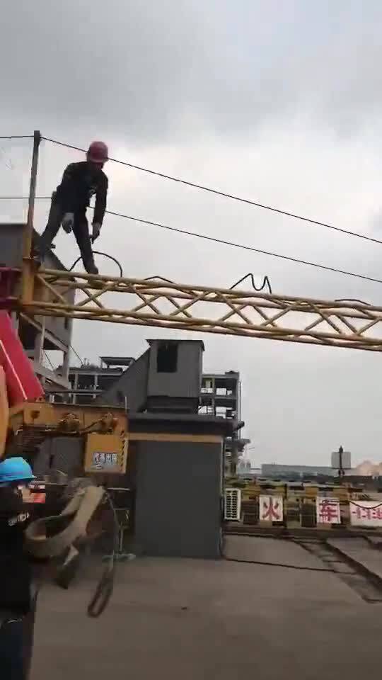 自制副臂吊車,這老板真是有才,感覺要上天的節奏