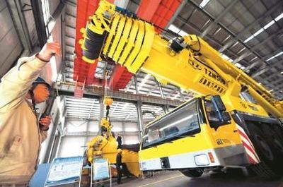我省首臺全地面重型起重機下線