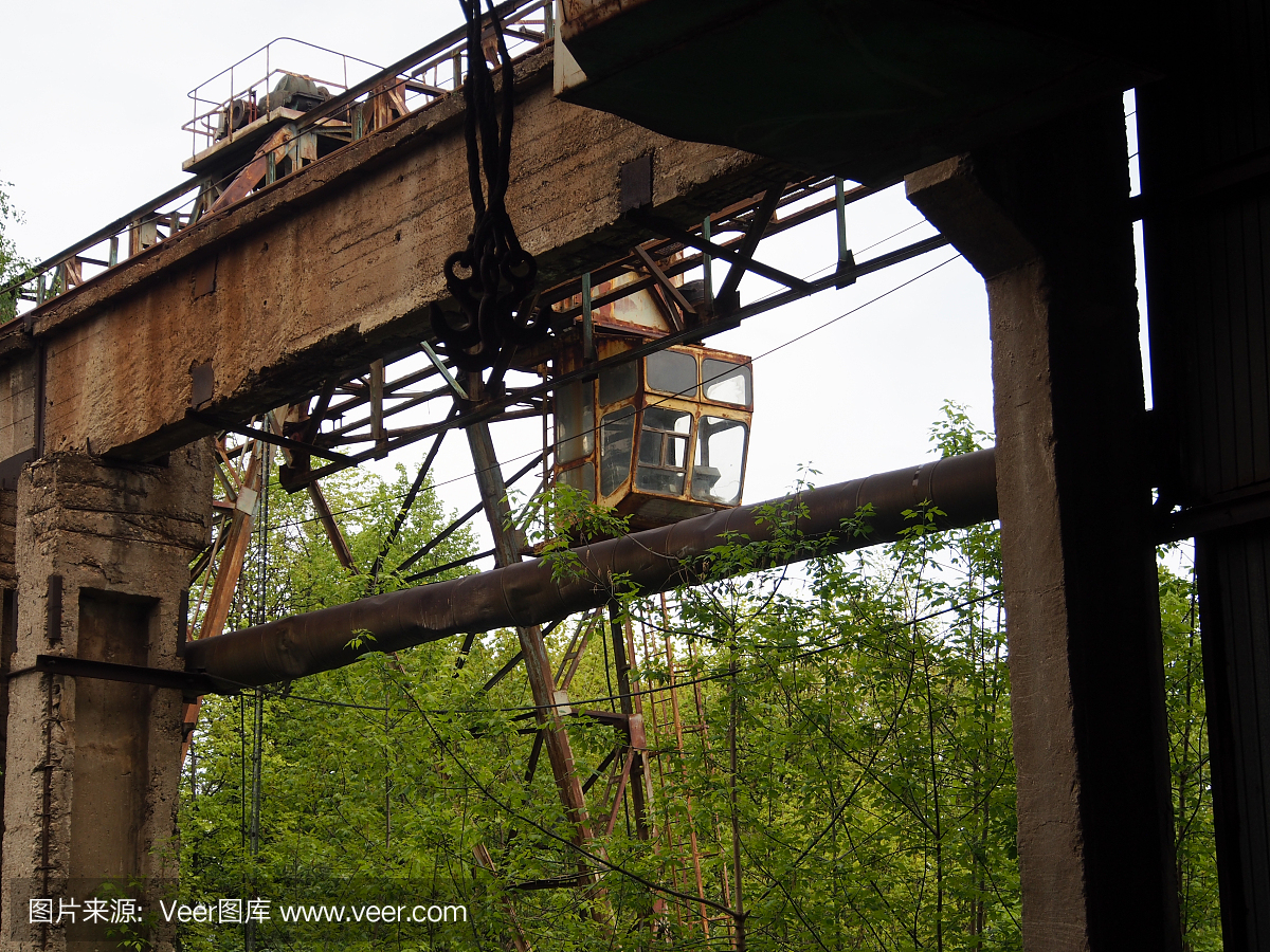 生產危機,一個廢棄的工廠車間。