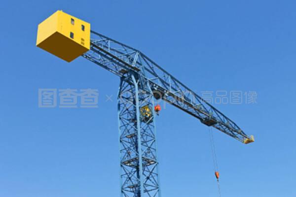 船廠起重機對抗藍天