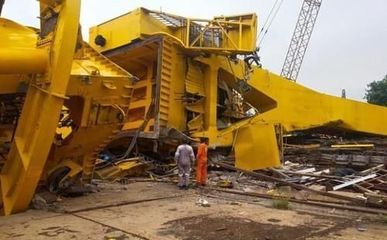 印度核潛艇造船廠傳噩耗,巨型起重機轟隆一聲崩塌,11人被壓碎!